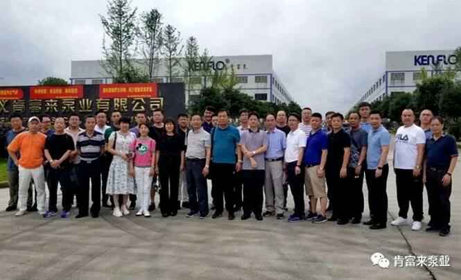 与会人员在遵义开云官方版网站登录入口-开云(中国)有限公司大门口合影留念